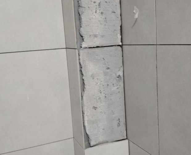 长安瓷砖空鼓维修公司分享下瓷砖施工前基层浇水润湿程度不足，可能导致以下问题