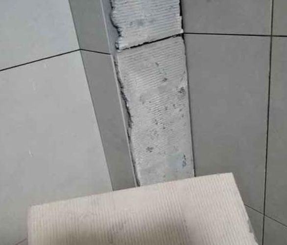 长安瓷砖空鼓维修公司分享下厨房瓷砖脱落的补救措施。